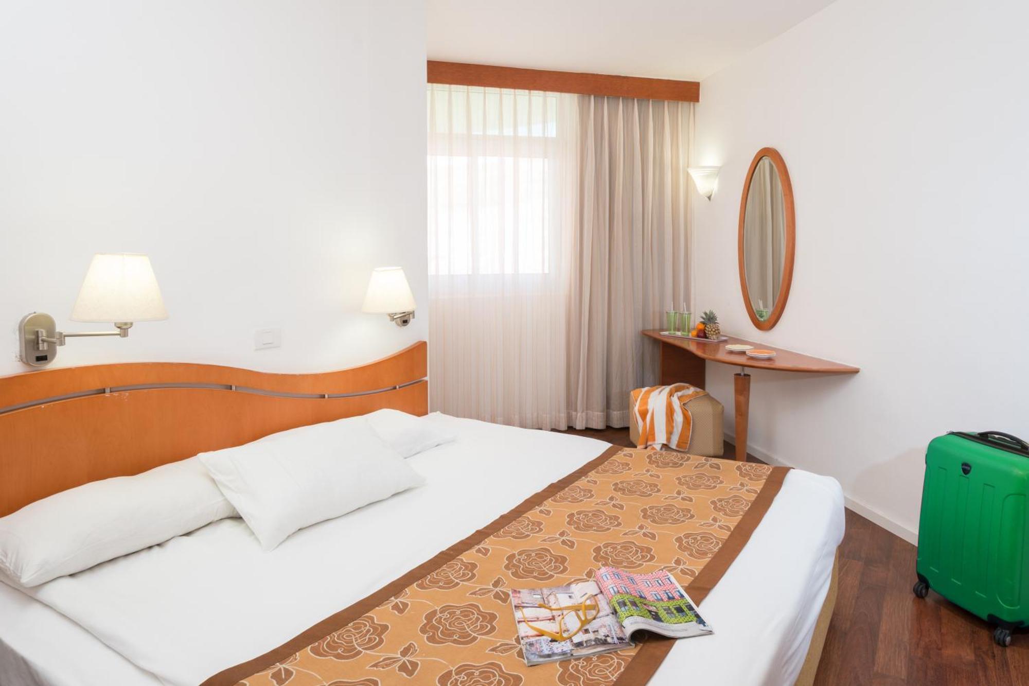 Leonardo Club Hotel Dead Sea Neve Zohar Exterior foto A bed runner