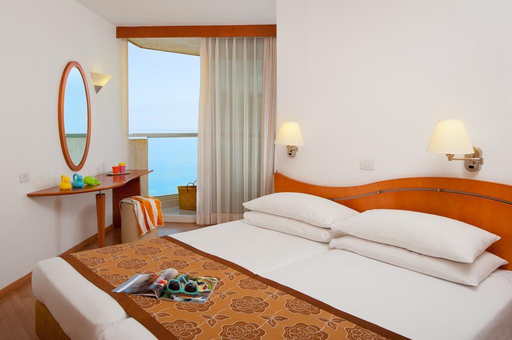 Leonardo Club Hotel Dead Sea Neve Zohar Exterior foto A room at the hotel